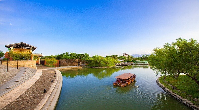 乘畫舫遊賞宜蘭傳藝園區格外輕鬆悠閒