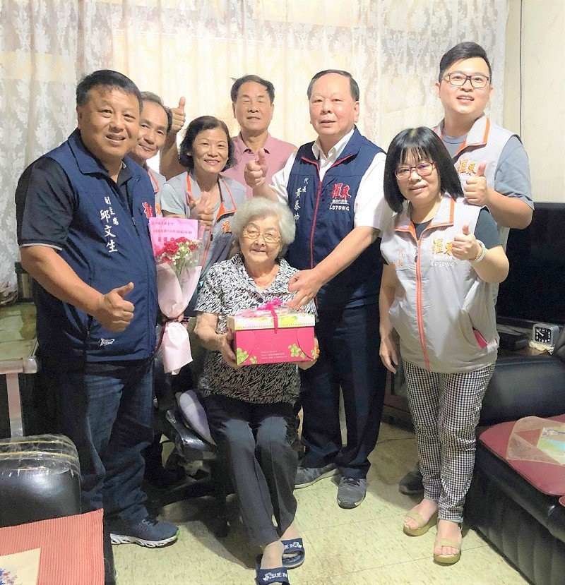 用4 開明里模範母親 許陳玉蘭。