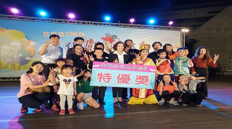 縣長與得獎者合照