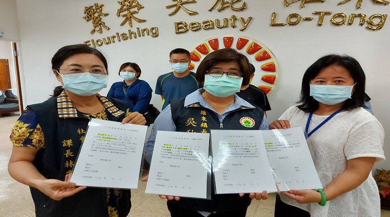 羅東鎮公所為民眾備好申領表格,申領紓困民眾好窩心