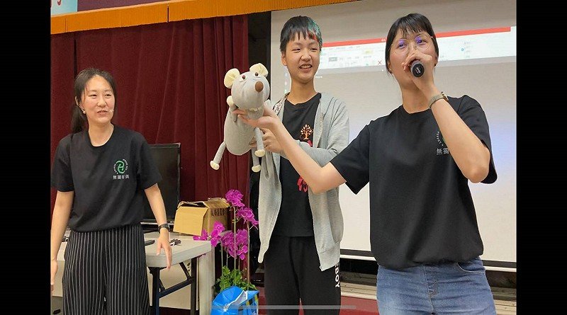 利澤國際偶戲藝術村與結頭份歌仔戲班學員一起玩啾啾鼠