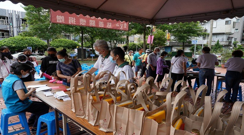 礁溪寂光寺慈悲送愛,捐物資助弱勢