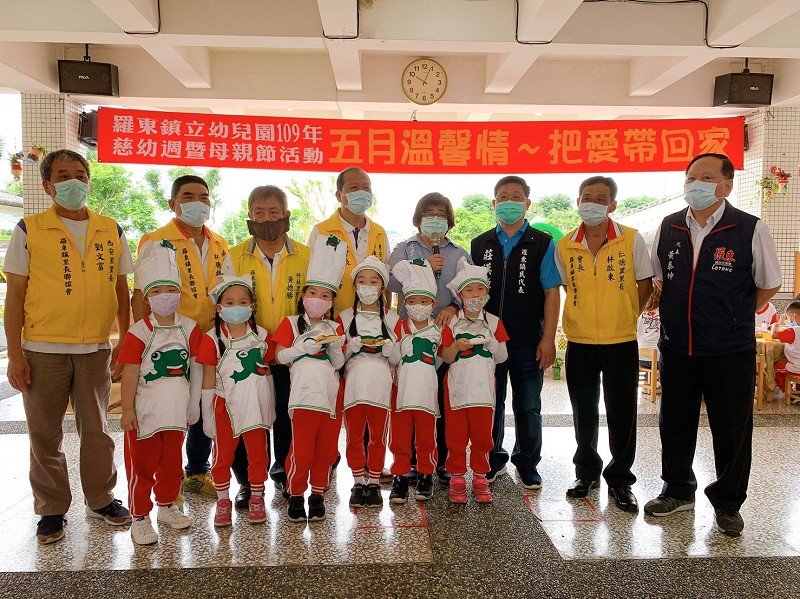 羅東鎮立幼兒園小朋友以學習成果當母親節禮物