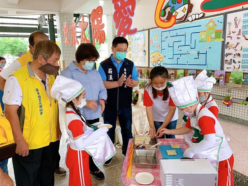 羅東鎮立幼兒園小朋友以學習成果當母親節禮物
