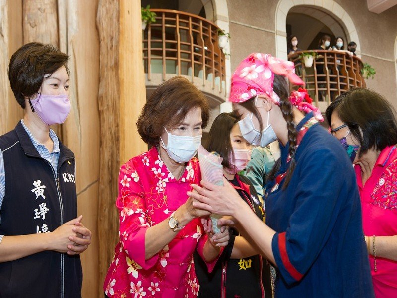 慶祝母親節不忘防疫 宜蘭縣長林姿妙表演洗手舞快閃