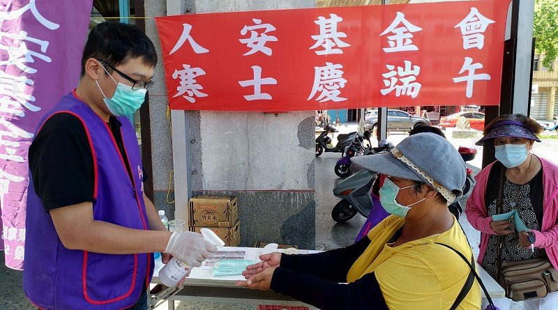 人安羅東站送愛心,幫寒士慶端午