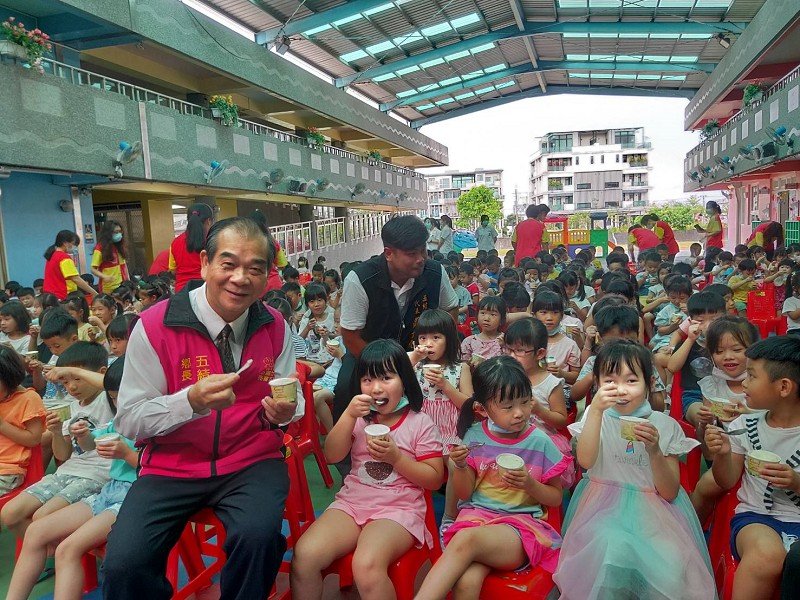 五結鄉立幼兒園小朋友大啖有機鳳梨冰淇淋做公益