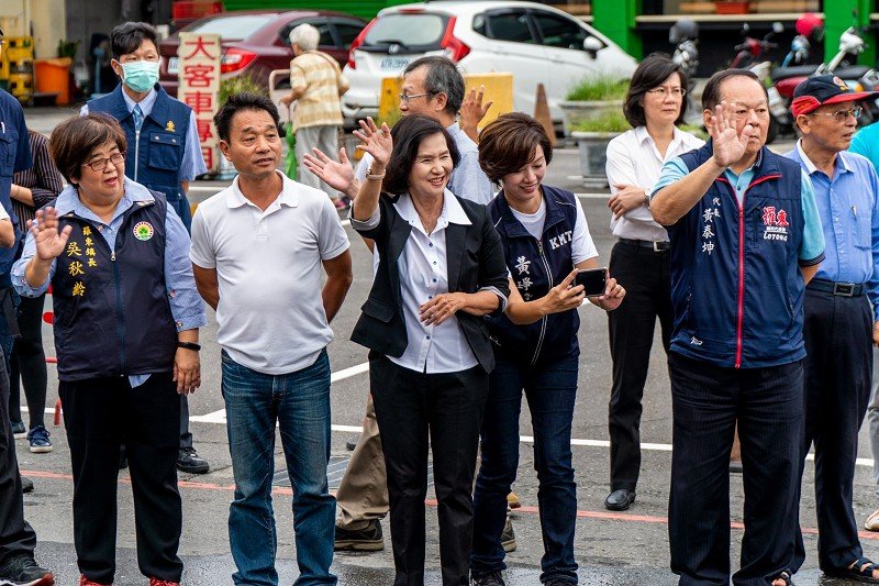 圖2 羅東倉前路地下道改善工程通車後林縣長向往來民眾致意
