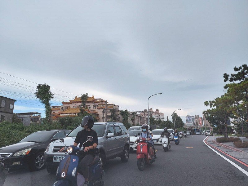 台鐵羅東站一名乘客疑超越警戒線　遭過站不停太魯閣號掃到傷重不治