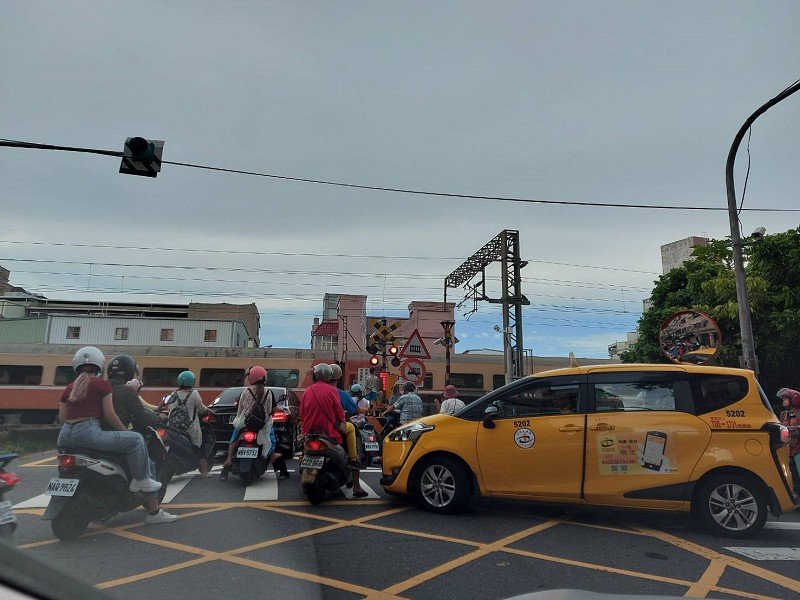 台鐵羅東站一名乘客疑超越警戒線　遭過站不停太魯閣號掃到傷重不治
