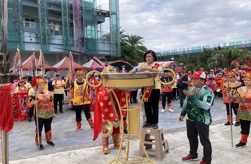 媽祖遶境頭城烏石港會香,防疫英雄搭乘蒸汽火車保平安