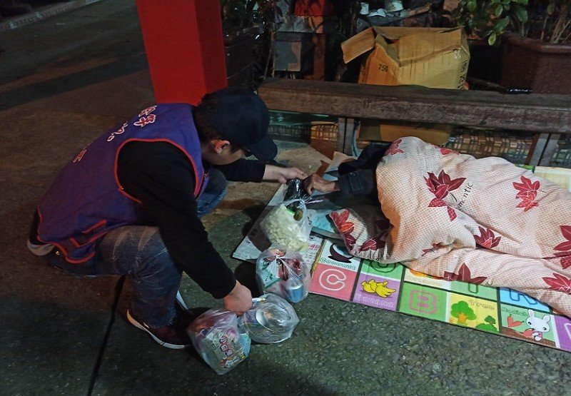 人安羅東平安站關懷街友度寒冬