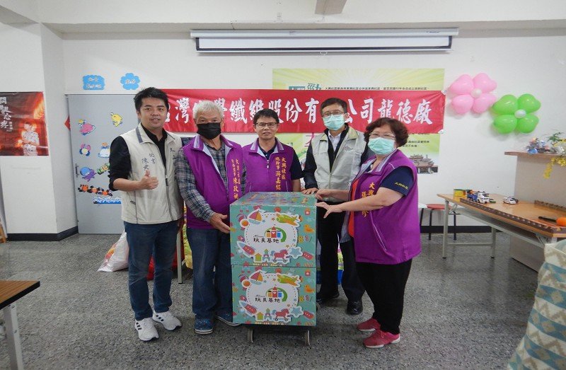 Formosa玩具基地行動玩具車開抵冬山鄉大興社區