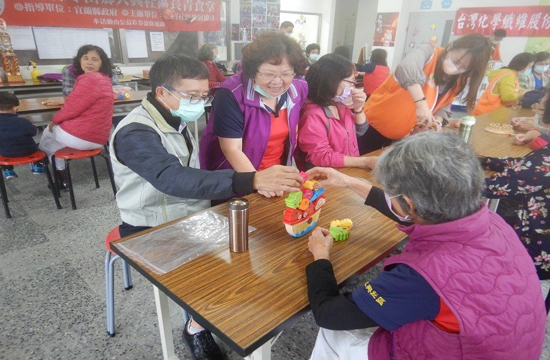 Formosa玩具基地行動玩具車開抵冬山鄉大興社區
