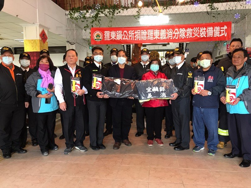 感念義消兄弟辛勞  羅東鎮公所捐贈消防衣褲暨消防救災設備