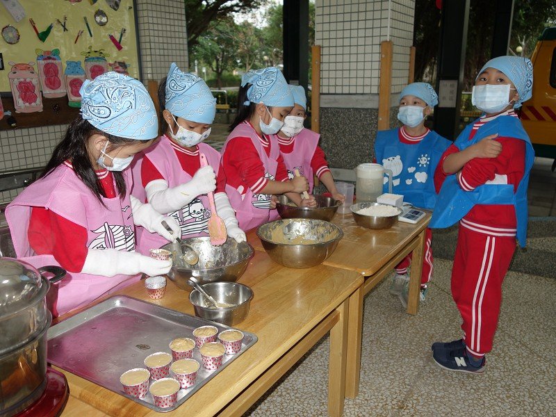 羅東鎮立幼兒園小朋友製作春節應景發糕、蘿蔔糕獻上祝福