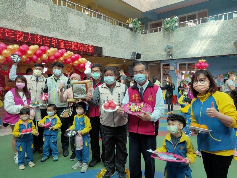 五結鄉立幼兒園「年貨大街」充滿年味