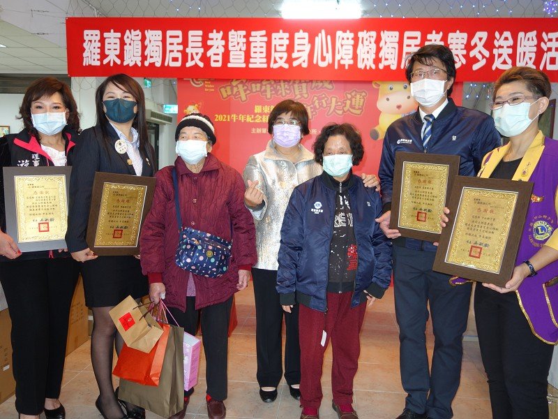 各界捐保暖衣帽 送暖羅東鎮獨居長者暨重度身心障礙獨居者