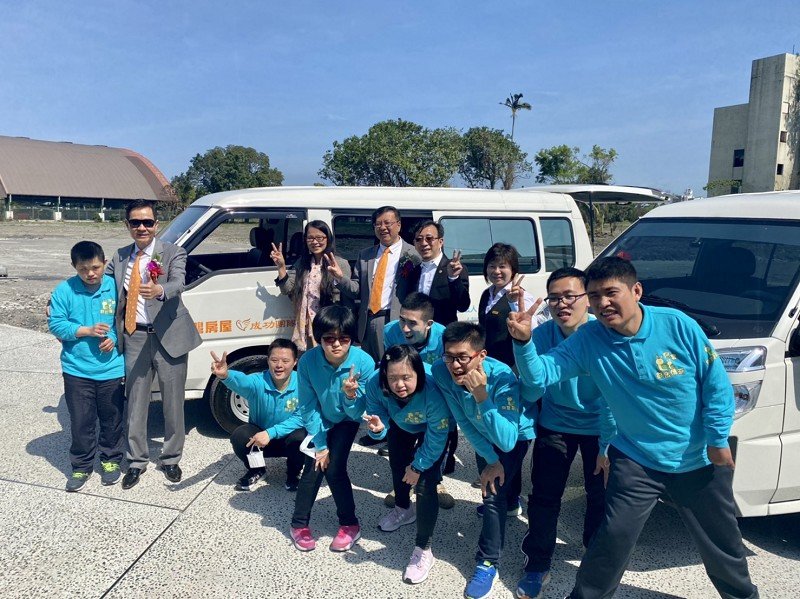 台灣房屋成功團隊發揮團隊精神幫「阿寶」募得3部交通車