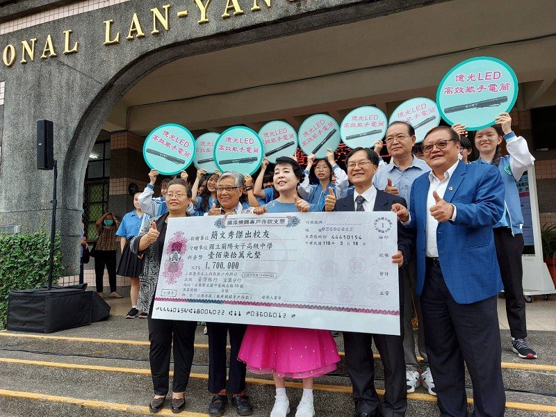 簡文秀捐LED燈具、高效手電筒報母校師恩
