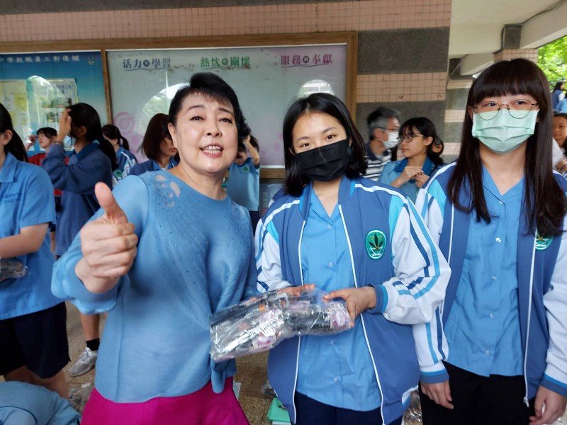 簡文秀捐LED燈具、高效手電筒報母校師恩