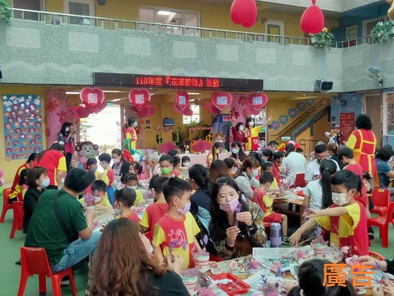 五結鄉立幼兒園小朋友手作康乃馨送媽咪