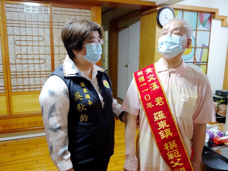 因疫情避免群聚  羅東鎮長吳秋齡親自道賀模範父親