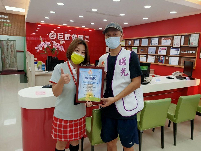 巨匠羅東店捐辦公椅等「曙光」轉捐南澳偏鄉
