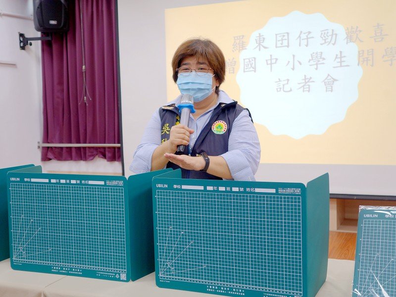 羅東鎮國中小同學好幸福 鎮公所送防疫隔離桌墊