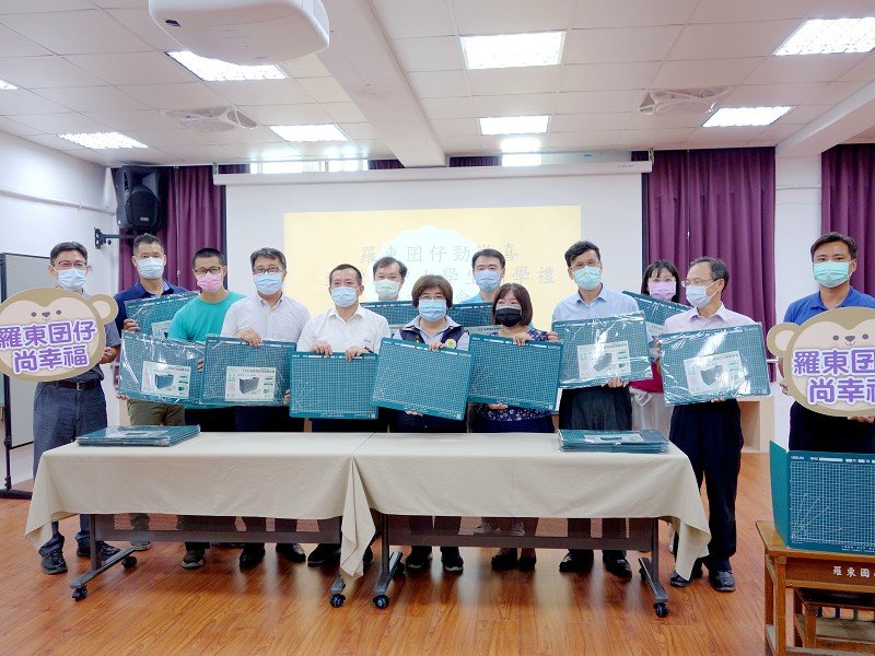 羅東鎮國中小同學好幸福 鎮公所送防疫隔離桌墊