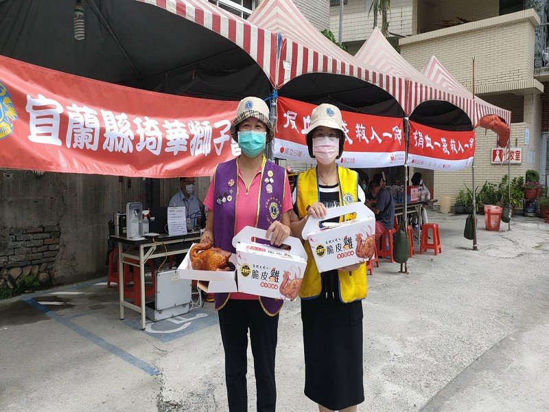 綺華獅子會辦捐血 曾受惠捐血的店家捐脆皮雞共襄盛舉