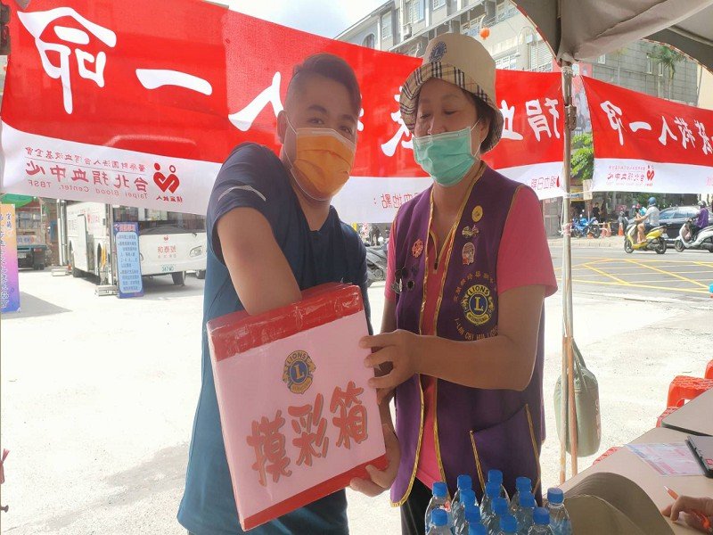 綺華獅子會辦捐血 曾受惠捐血的店家捐脆皮雞共襄盛舉