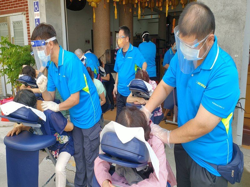 綺華獅子會辦捐血 曾受惠捐血的店家捐脆皮雞共襄盛舉