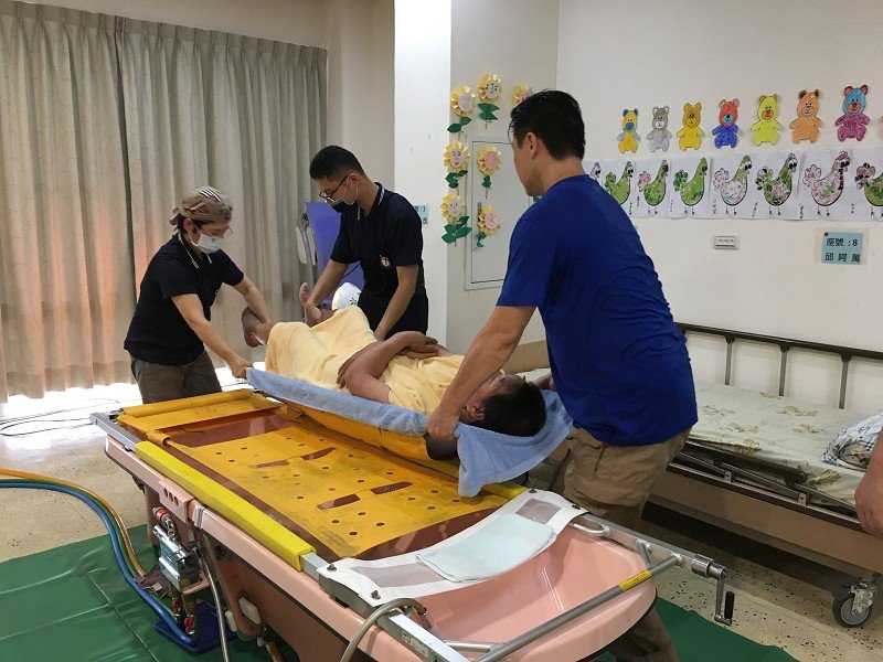 聖嘉民老人長照中心提供重度臥床失能者免費體驗「到宅沐浴」