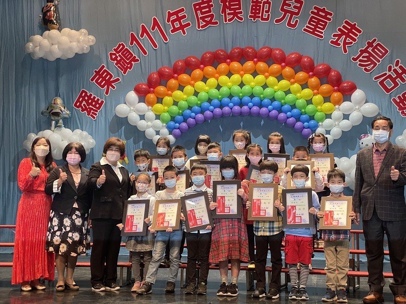 羅東鎮表揚模範兒童 配合防疫直播頒獎