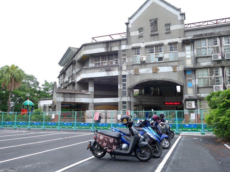 羅東國小設置臨時停車場 紓解清潭路機車停放需求