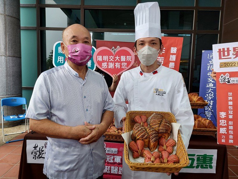 李忠威送世界冠軍麵包挺醫護