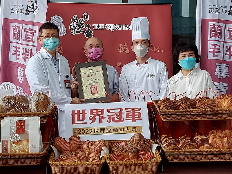 李忠威送世界冠軍麵包挺醫護