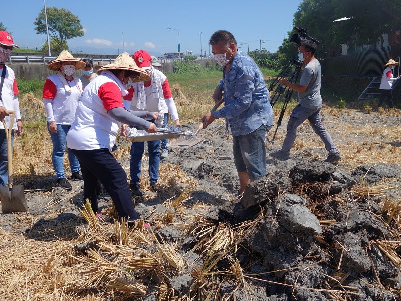 羅東鎮立幼兒園為畢業生舉辦別開生門「炕窯趣」