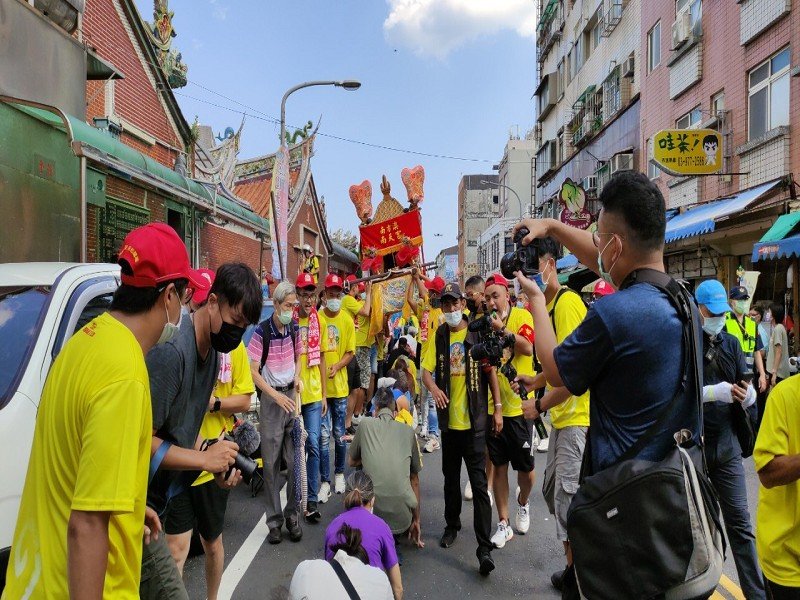 蘭陽媽祖文化節陸上遶境「鑽轎腳」、送平安符