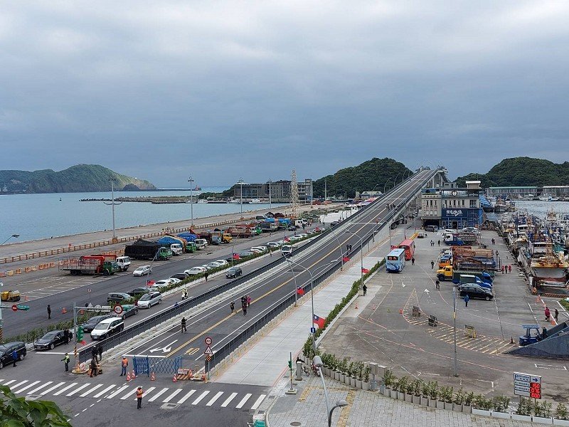南方澳跨港大橋通車 成為遊客旅遊打卡新景點