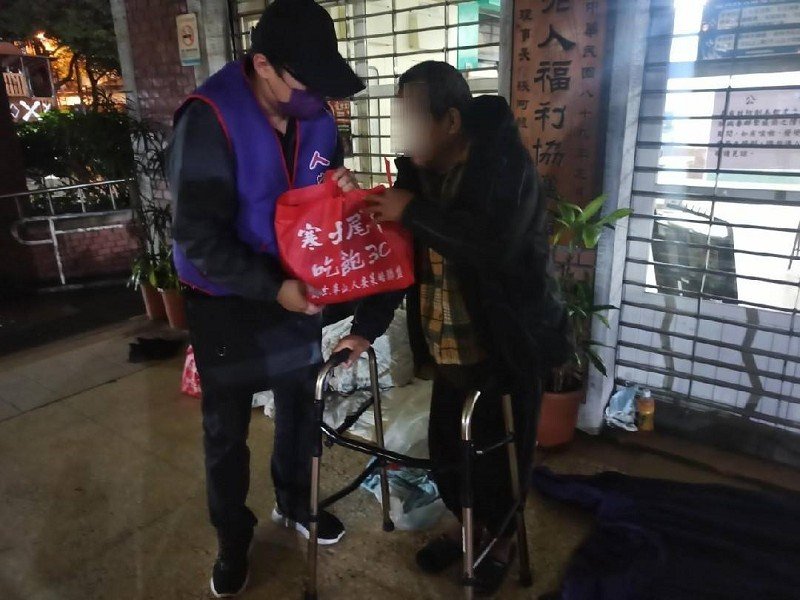 人安羅東站街頭送年禮、紅包 遊民溫暖在心頭