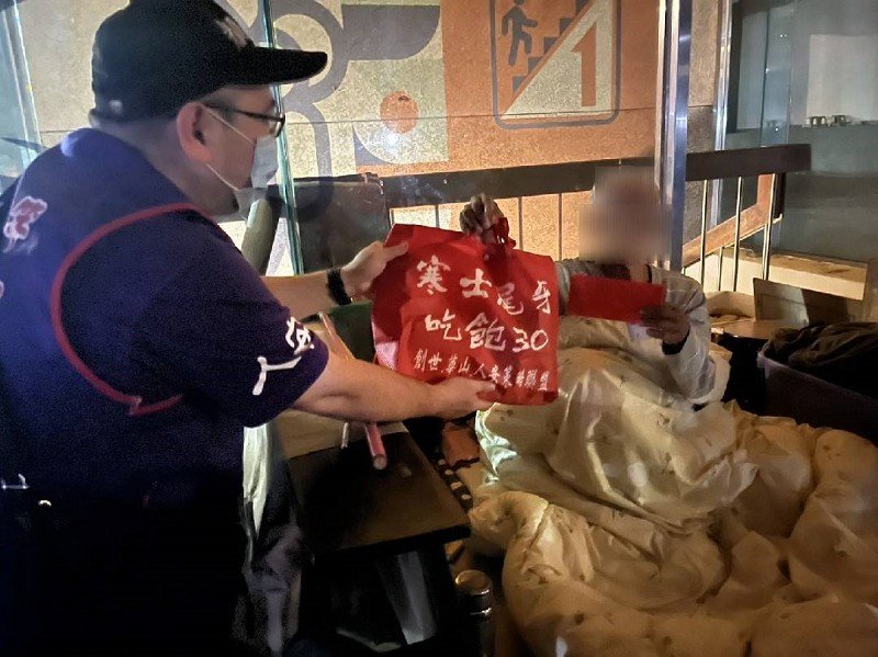 人安羅東站街頭送年禮、紅包 遊民溫暖在心頭