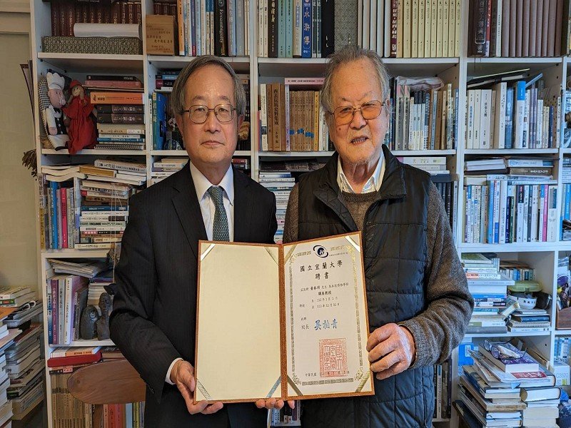 宜大吳柏青校長圖左頒發講座教授聘書給黃春明老師圖右