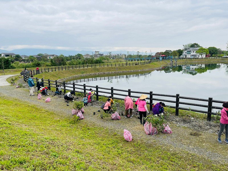冬山鄉公所結合柯林社區植樹   落實減碳新生活