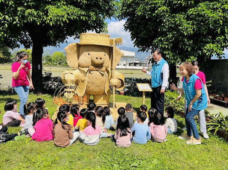 稻草裝置藝術在礁溪鄉幼兒園<br>藝術創作美學向下紮根