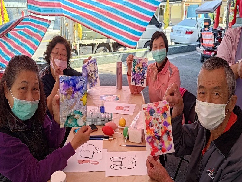 礁溪鄉雲水日托長興廟開學囉<br>長輩認真學習酒精水墨畫