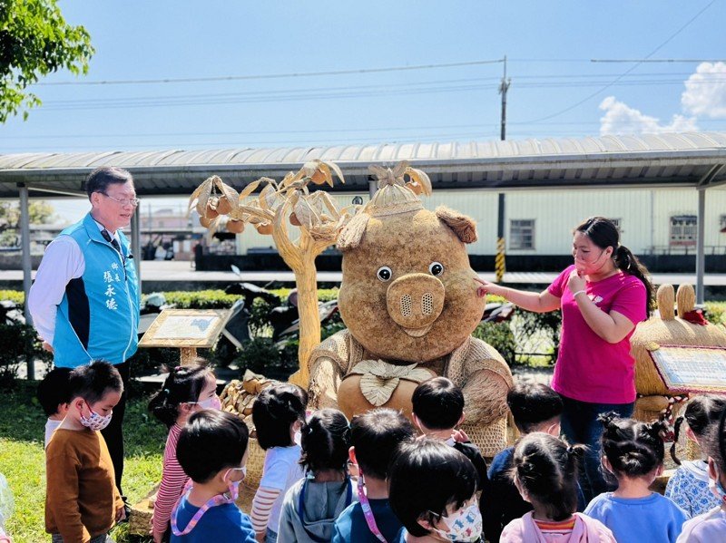 稻草裝置藝術在礁溪鄉幼兒園<br>藝術創作美學向下紮根