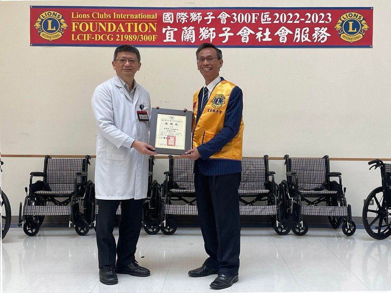 宜蘭國際獅子會捐輪輢、愛心傘<br>陽明交大附設醫院病患就醫更便利