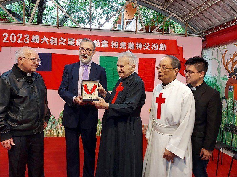 來台一甲子89歲秘克琳父獲義大利總統頒爵士勳章宜蘭縣各界感到與有榮焉